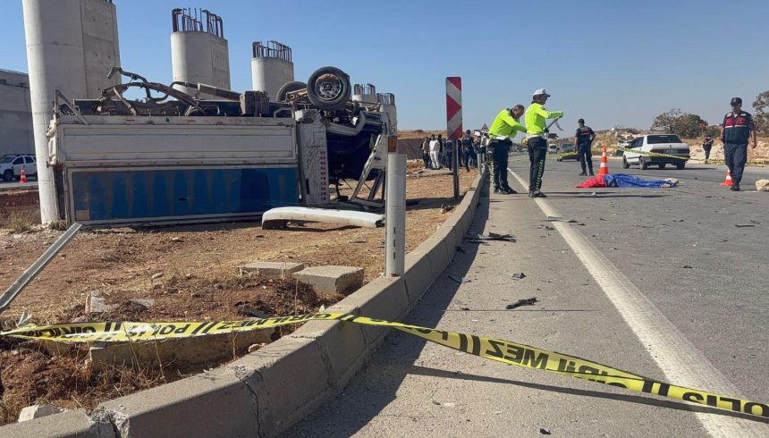 Araba kamyonetle çarpıştı: Zıt dönen araçta 1 kişi hayatını kaybetti 71 araba kamyonetle carpisti zit donen aracta 1 kisi hayatini kaybetti CNPxJxWh