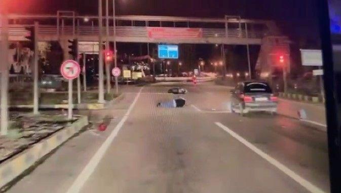 araba kirmizi isikta duran motosiklete carpti pMTlGXY9