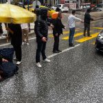 arabanin carptigi bayana esnaftan semsiyeli yardim TWeLtjya