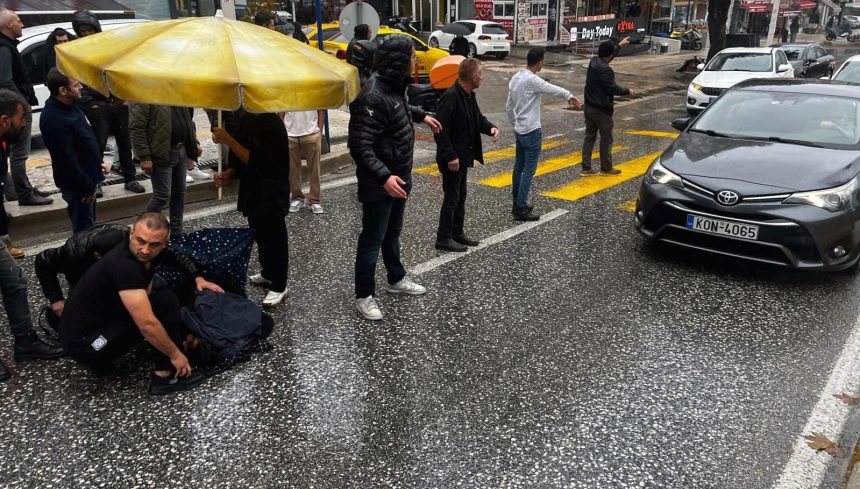 Arabanın çarptığı bayana esnaftan şemsiyeli yardım 71 arabanin carptigi bayana esnaftan semsiyeli yardim TWeLtjya