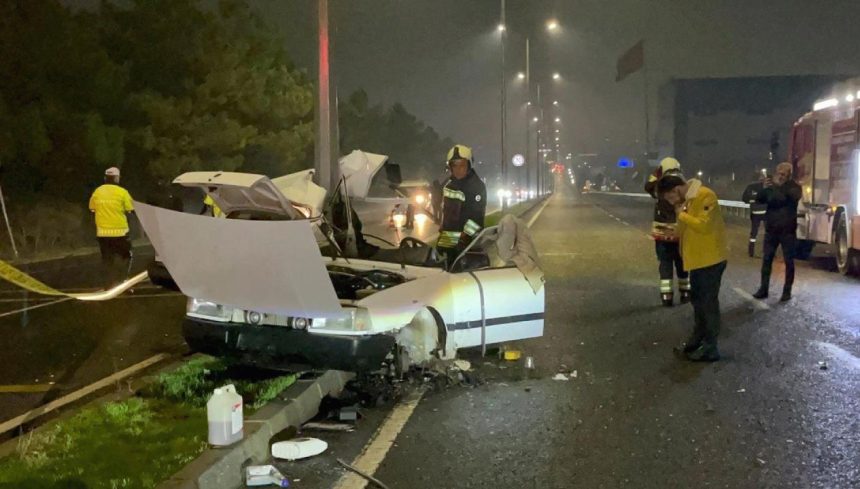 Aydınlatma direğine çarpan araba ikiye ayrıldı 71 aydinlatma diregine carpan araba ikiye ayrildi JFiflKL1