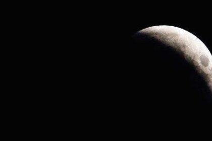 ayin karanlik yuzunden sasirtan kesif uzaydan gelen su ve organik izler bulundu NeNUqzXb