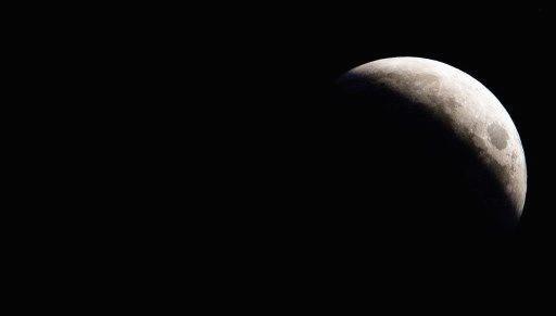 ayin karanlik yuzunden sasirtan kesif uzaydan gelen su ve organik izler bulundu NeNUqzXb