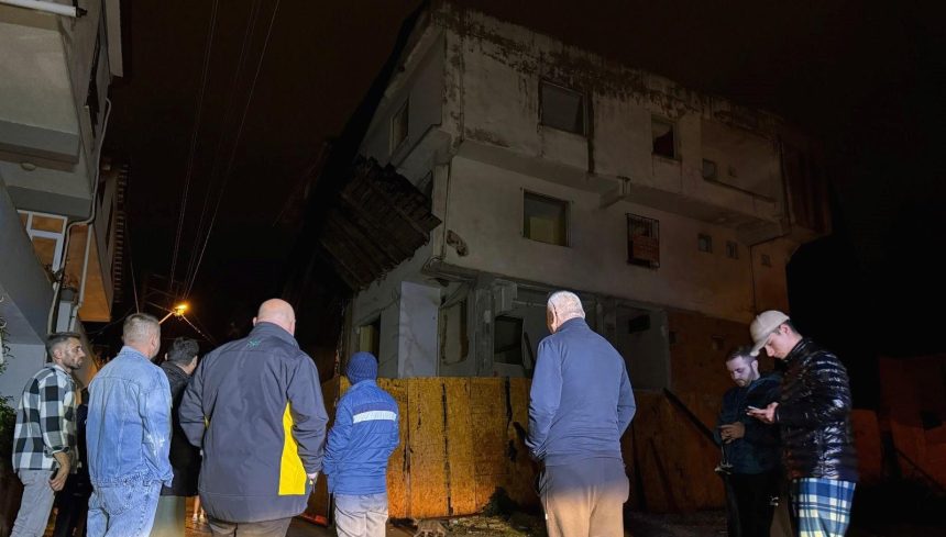balikesirdeki zelzele sakaryada panige neden oldu sokak trafige kapatildi VGIXvUZr