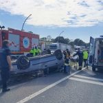 bariyerlere carpip devrildi GUUW4Pm4