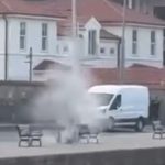 baskonsolosluk onunde kuskulu valiz panigi TW82qN3K