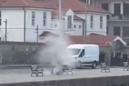 baskonsolosluk onunde kuskulu valiz panigi TW82qN3K