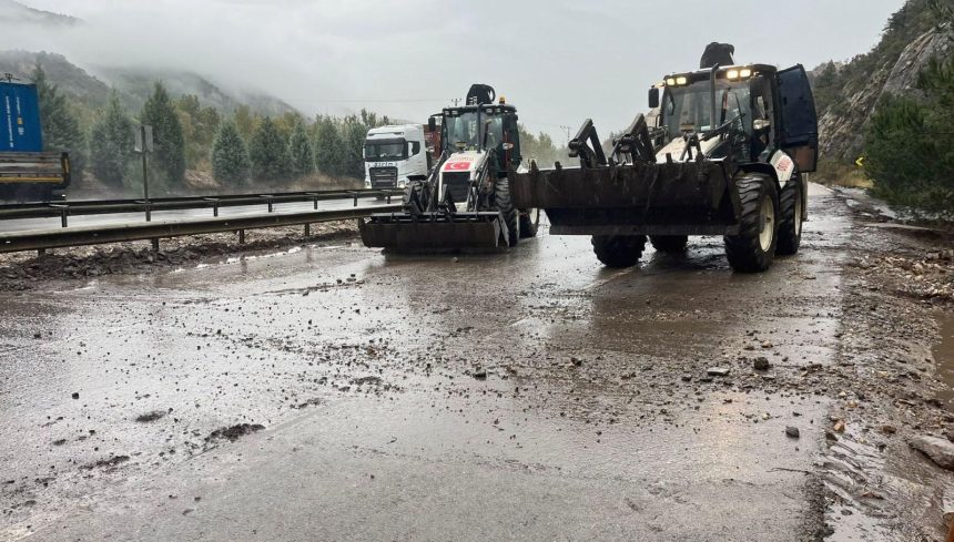 Bilecik'te şiddetli yağış: Sel ulaşımı aksattı 71 bilecikte siddetli yagis sel ulasimi aksatti 3EwrXyq6