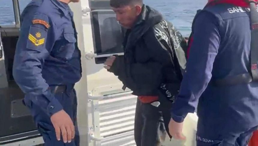 Bottan düşen göçmeni 12 saat sonra balıkçılar kurtardı 71 bottan dusen gocmeni 12 saat sonra balikcilar kurtardi 3CSx2KIc