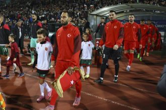 calhanoglu 100 kere ulusal formayi giydi kLeWPazO