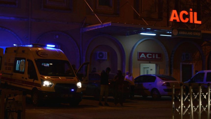 camura saplanan traktoru kurtarmaya calisirken oldu VRnrszJg