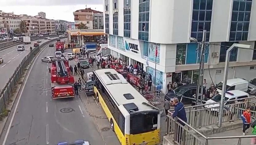 cekmekoyde iett otobusu duraga carpti yaralilar var OcNHErWq