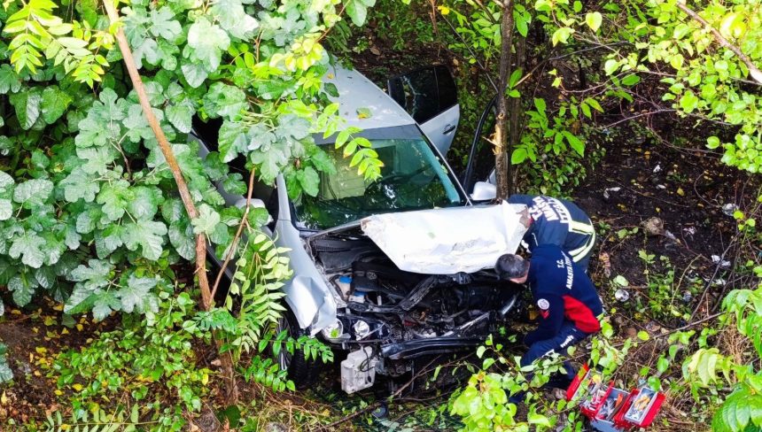 Denetimden çıkan araba bahçeye devrildi: Dört yaralı 71 denetimden cikan araba bahceye devrildi dort yarali 4XrmvfUD
