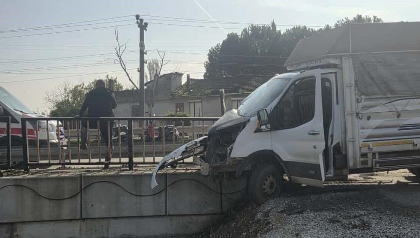 Denetimden çıkan kamyonet demirlere saplandı 71 denetimden cikan kamyonet demirlere saplandi xOXxr7td