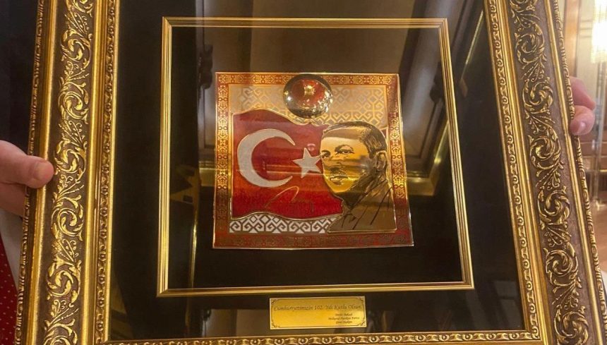 devlet bahceliden cumhurbaskani erdogana 102 yil ikrami FrL4OHum