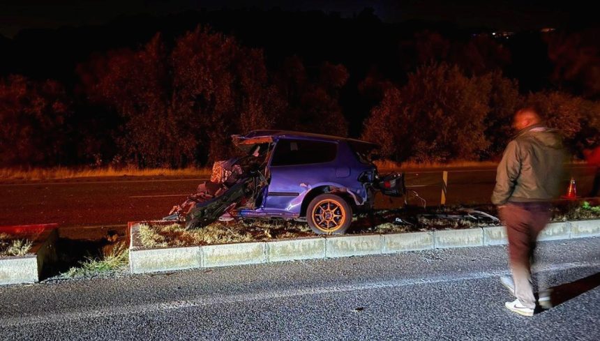 Direğe çarpan aracın şoförü öldü 71 direge carpan aracin soforu oldu Uj8S9r2E