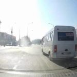 dolmus surucusu yolcularin canini hice sayarak kirmizi isikta gecti 8K8z5Iya