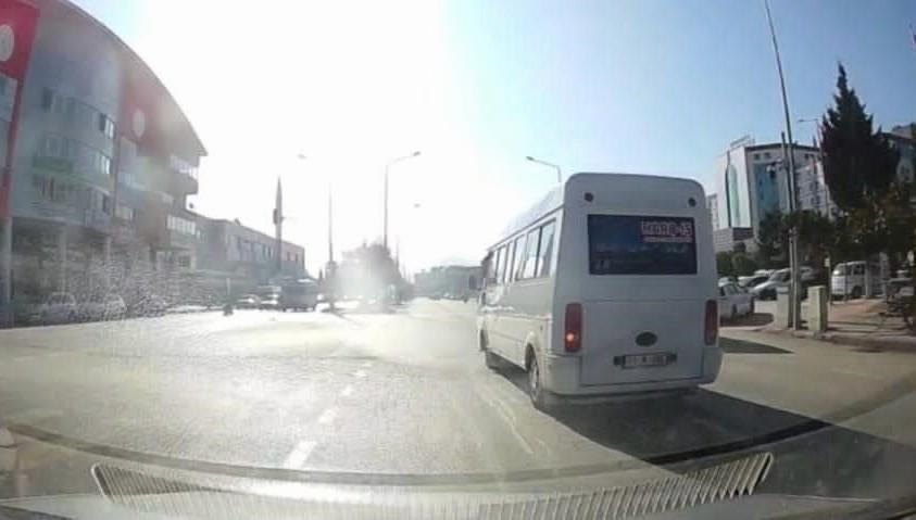 dolmus surucusu yolcularin canini hice sayarak kirmizi isikta gecti 8K8z5Iya