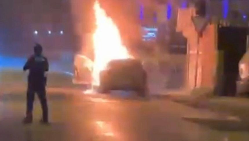 Düzce'de park halindeki araba yandı 71 duzcede park halindeki araba yandi zVdWOWw1