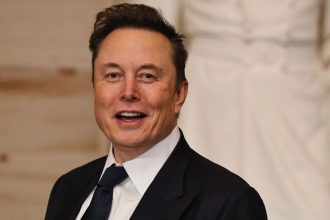 elon musk teslanin robot ordusunu yonetmek icin 1 trilyon dolar istiyor qECiBzQ3