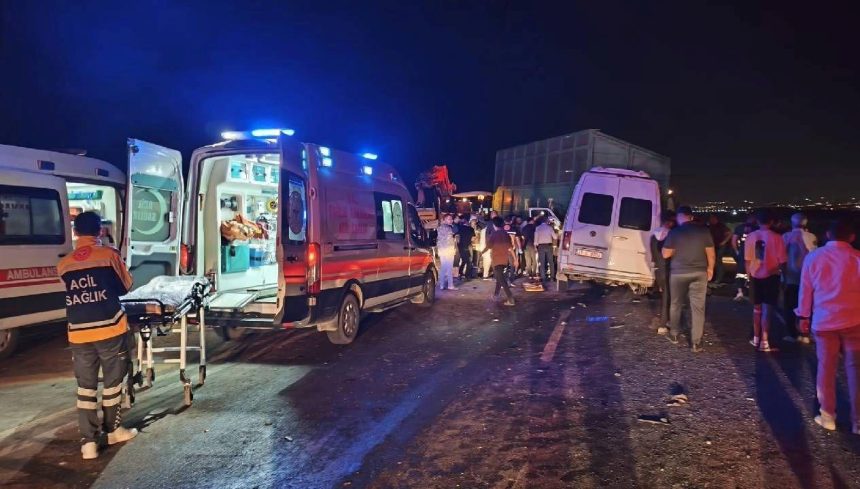 Emekçi servisi ile traktör çarpıştı, 14 kişi yaralandı 71 emekci servisi ile traktor carpisti 14 kisi yaralandi NANInNay