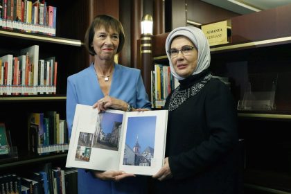 emine erdogan ve almanya basbakaninin esi merzden millet kutuphanesine ziyaret qEe1e18R