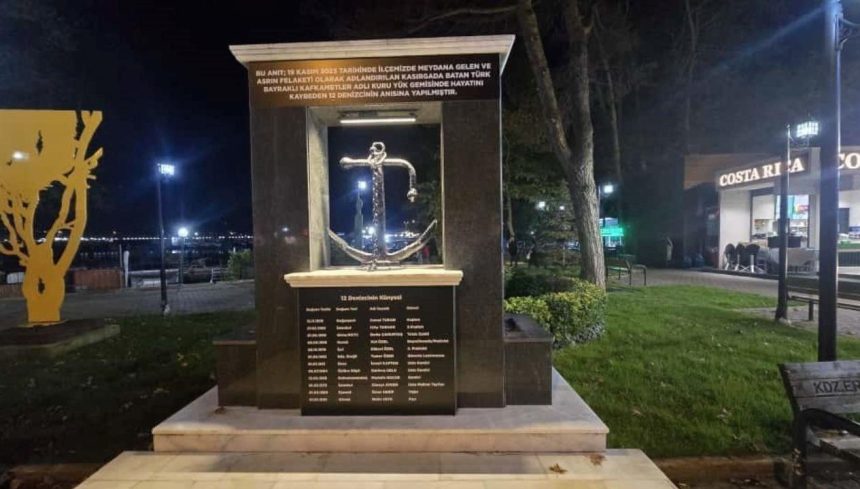 ereglide hayatini kaybeden 12 denizci anisina anit yapildi L7WMSAue