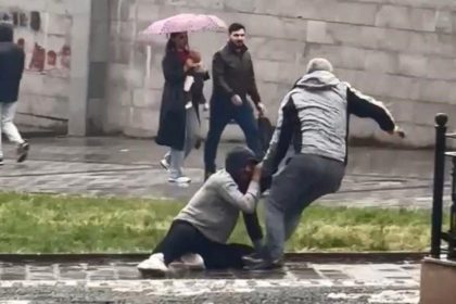 gaziosmanpasada sokak ortasinda arbede kaldirim tasiyla dovdu 9GCeV56H