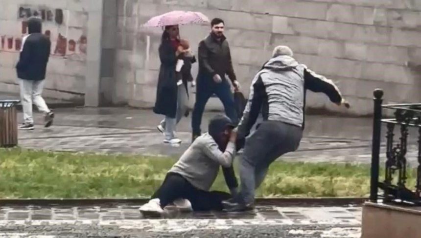 gaziosmanpasada sokak ortasinda arbede kaldirim tasiyla dovdu 9GCeV56H