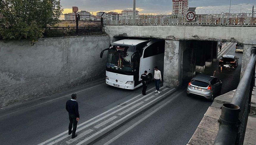 Grup otobüsü altgeçide sıkıştı 71 grup otobusu altgecide sikisti ASxFa59s