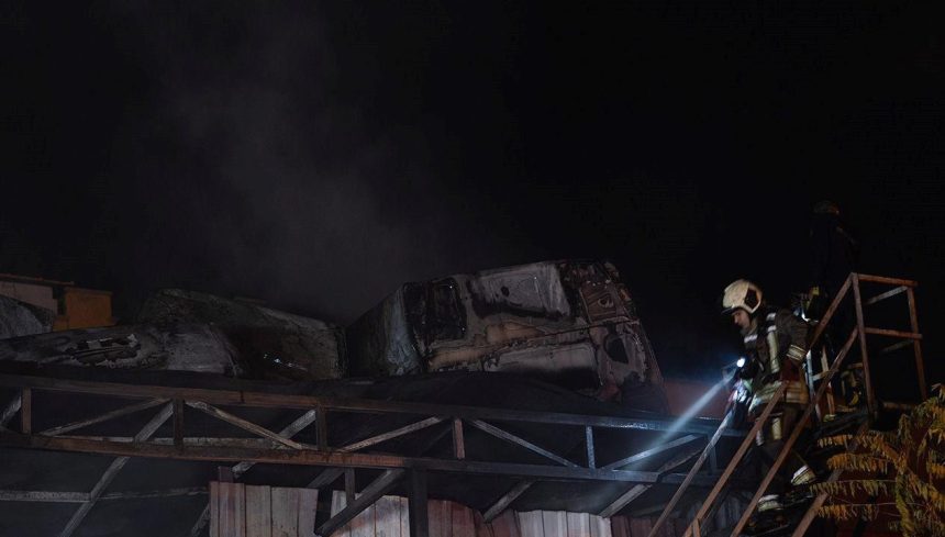 İçindeki araçlarla birlikte küle döndü 71 icindeki araclarla birlikte kule dondu 4BNa9KOz