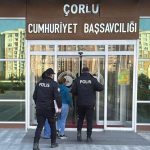 iki aylik bebegini parkta birakip kacti pWvYY9rb