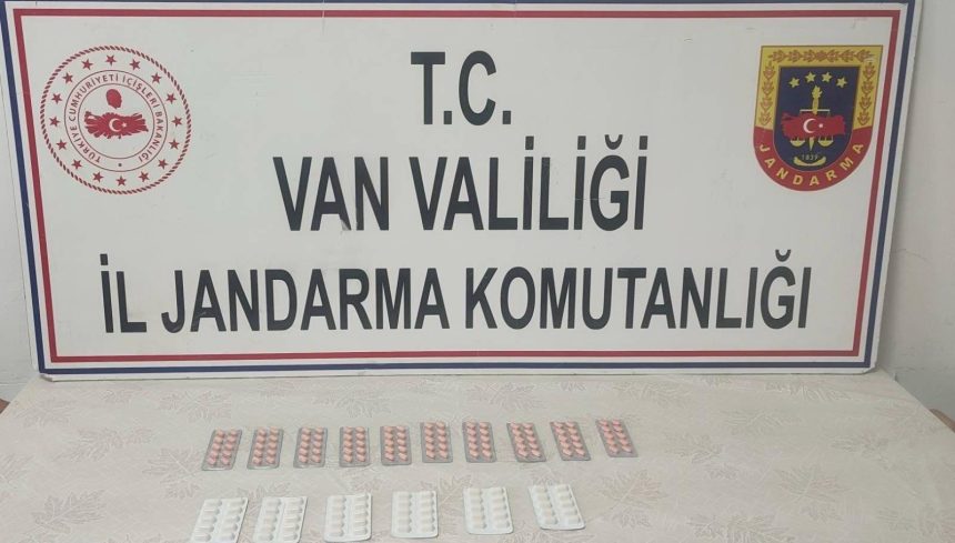 İran asıllı bireyden 160 adet uyuşturucu hap ele geçirildi 71 iran asilli bireyden 160 adet uyusturucu hap ele gecirildi azixXUeU