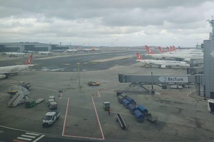 istanbulda firtina ucaklar havada cesit atti uc ucak corluya indi 7C76iJiB