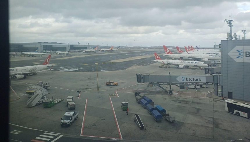 istanbulda firtina ucaklar havada cesit atti uc ucak corluya indi 7C76iJiB