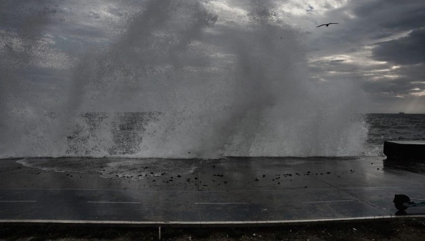 İstanbul'da şiddetli rüzgar nedeniyle dalgalar oluştu 71 istanbulda siddetli ruzgar nedeniyle dalgalar olustu OjFQ9juf