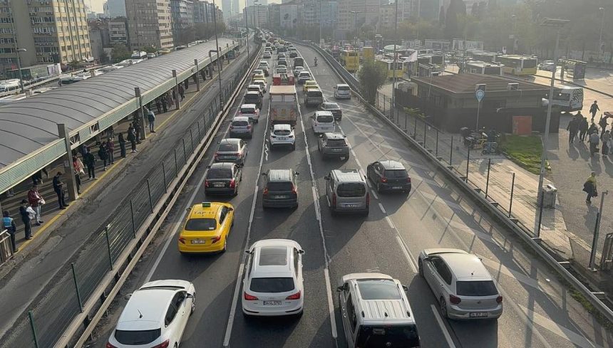 istanbulda trafik yogunlugu yuzde 90i buldu 4bmXChRx