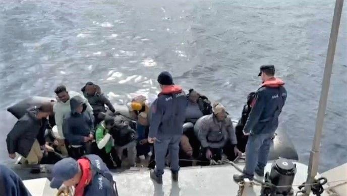 İzmir açıklarında 66 sistemsiz göçmen yakalandı 71 izmir aciklarinda 66 sistemsiz gocmen yakalandi 6UXUrNvJ