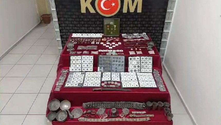İzmir'de 20 milyon liralık tarihi eser operasyonu: Bir gözaltı 71 izmirde 20 milyon liralik tarihi eser operasyonu bir gozalti S2AXSFYn