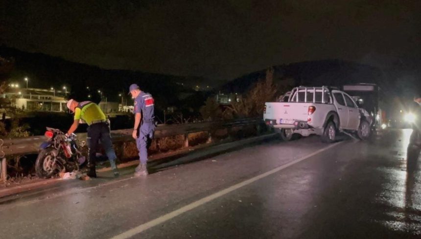 izmirde pikap ile elektrikli bisiklet carpisti 1 meyyit 1 yarali kduFtqDE