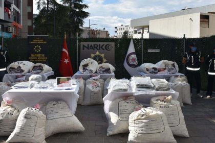 izmirde uyusturucu operasyonu 881 bin sentetik hap ele gecirildi cuf6AjOP