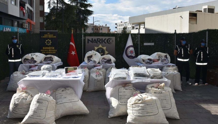 İzmir'de uyuşturucu operasyonu: 881 bin sentetik hap ele geçirildi 71 izmirde uyusturucu operasyonu 881 bin sentetik hap ele gecirildi cuf6AjOP