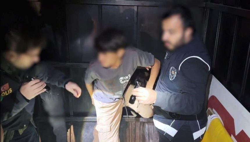 kamyonet kasasindaki zimn bolmeden 12 kacak gocmen cikti BYNj6pSL