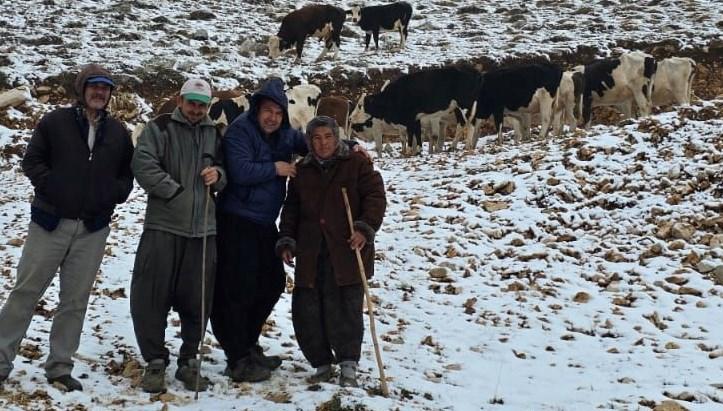 kar yaginca yaylada mahsur kalan bayani komsulari kurtardi r3AlPcJL