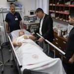 karakol onunde polise bicakli akin FQfcwGm1