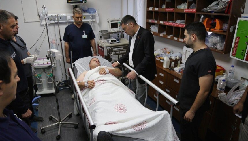 karakol onunde polise bicakli akin FQfcwGm1