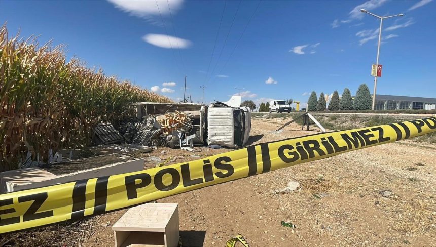 karamanda kamyonet yol kenarina devrildi 2 yarali WFjAPpIN