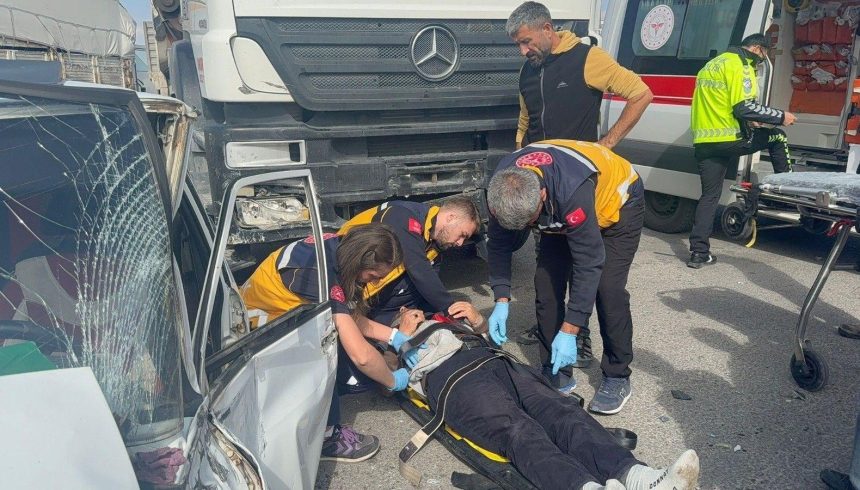 kavsakta tir ve araba kazasi Jy8AQjRa