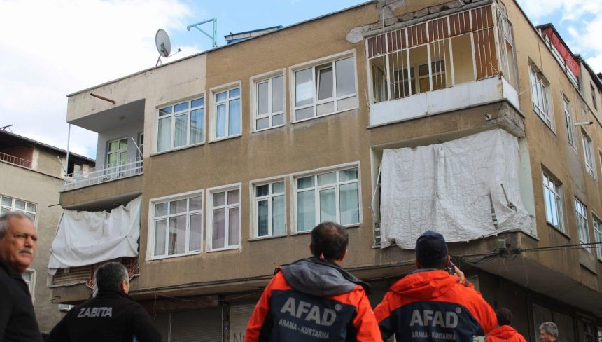 kayseride 3 katli bina yikilma tehlikesi nedeniyle bosaltildi SKVz3xff
