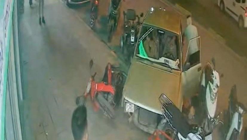 kaza yaptiklari araci birakip kactilar M4KgO7SG